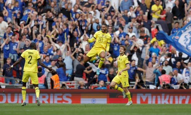 老赵抱着媛媛在厨房做小说